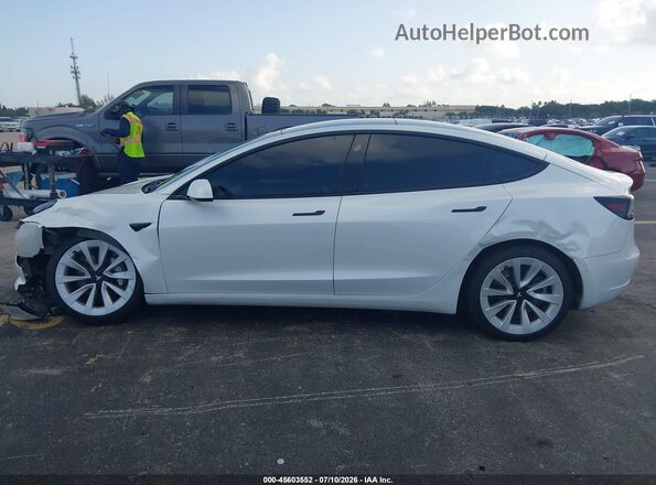 5YJ3E1EB6NF269353 2022 TESLA MODEL 3 White Vista interior trasera