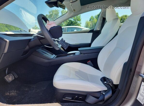 5YJ3E1EB6SF896470 2025 TESLA MODEL Gray Front interior view