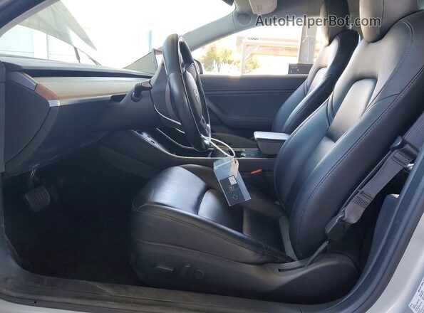 5YJ3E1EB7JF069253 2018 TESLA MODEL Silver Vista interior delantera