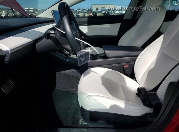 5YJ3E1EB8JF079452 2018 TESLA MODEL Red წინა სალონის ხედი