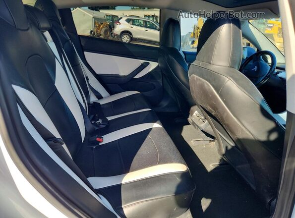 5YJ3E1EB8JF081573 2018 TESLA MODEL White Vista de los asientos traseros