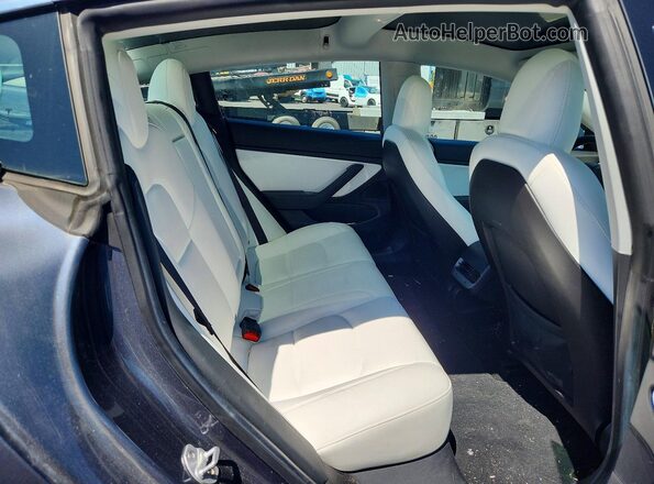 5YJ3E1EB8LF640123 2020 TESLA MODEL Gray Widok tylnych siedzeń