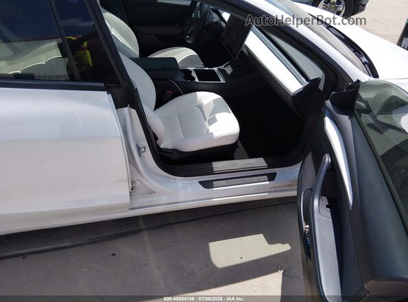 5YJ3E1EB9NF103750 2022 TESLA MODEL 3 White Вид салону спереду
