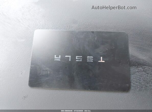 5YJ3E1EB9SF053220 2025 TESLA MODEL 3 Gray Vista del salpicadero