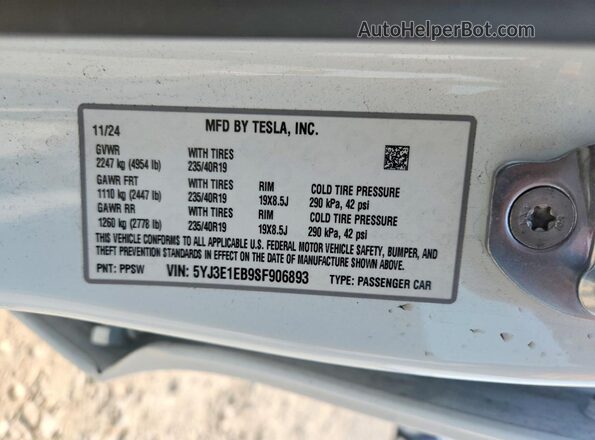 5YJ3E1EB9SF906893 2025 TESLA MODEL White Vista del compartimento del motor