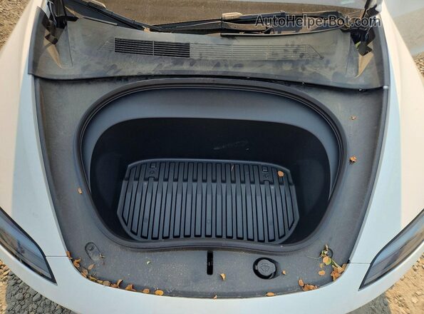 5YJ3E1EB9SF906893 2025 TESLA MODEL White Vista interior trasera