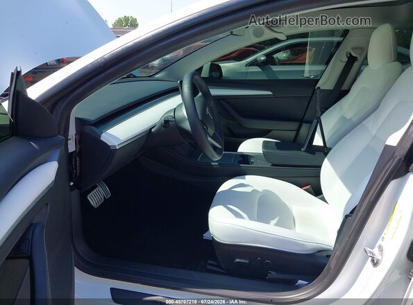 5YJ3E1EC5NF359120 2022 TESLA MODEL 3 White Front interior view