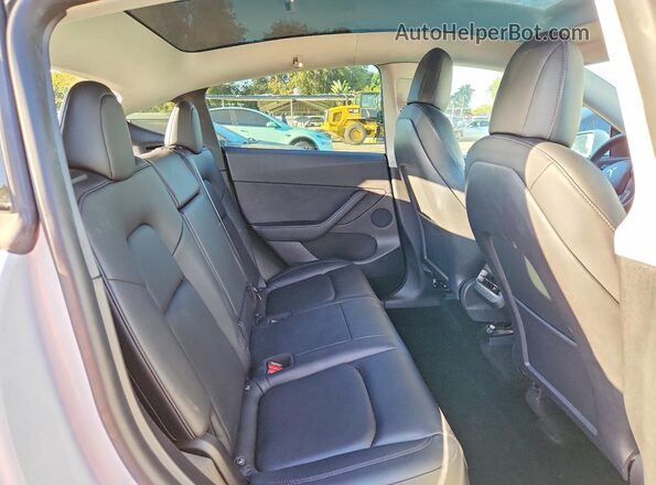 5YJYGDEE0MF271027 2021 TESLA MODEL White Rear interior view