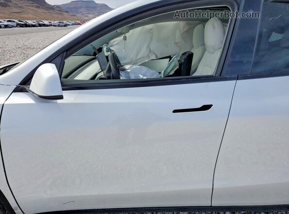 5YJYGDEE4LF055616 2020 TESLA MODEL White Front interior view