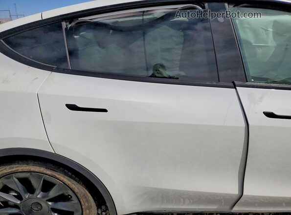 5YJYGDEE4LF055616 2020 TESLA MODEL White Rear seats view
