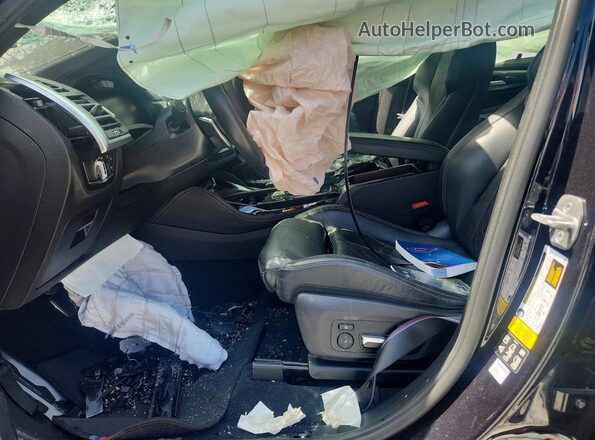 5YM13EC09N9M71708 2022 BMW X3 Green Widok wnętrza z przodu