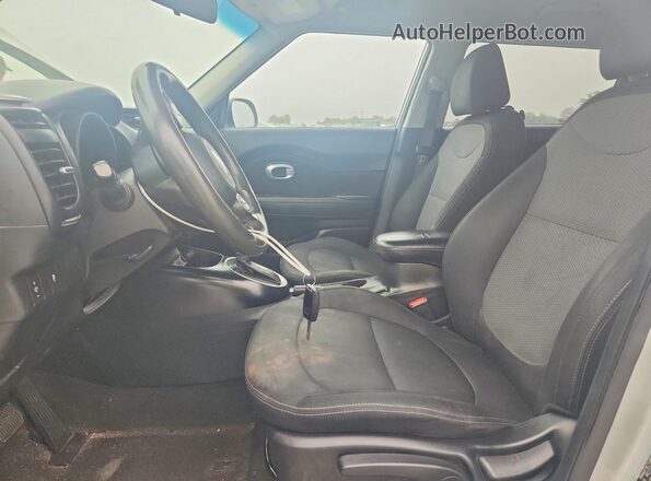 KNDJP3A58J7543200 2018 KIA SOUL Silver Առջևի վահանակի տեսք