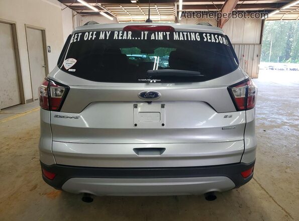 1FMCU0GD0JUB36595 2018 FORD ESCAPE Серебряный Вид салона спереди