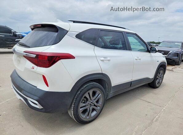 KNDEUCAA1M7043259 2021 KIA SELTOS Белый Передняя правая четверть