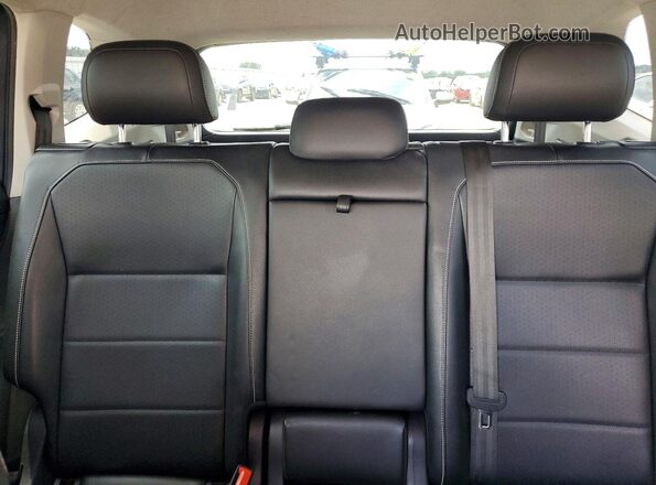 3VV3B7AX1MM081834 2021 VOLKSWAGEN TIGUAN Gray Vista interior trasera