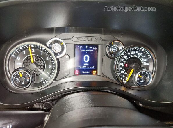 1C6RREBT9NN143581 2022 RAM 1500 Gray Widok tylnych siedzeń