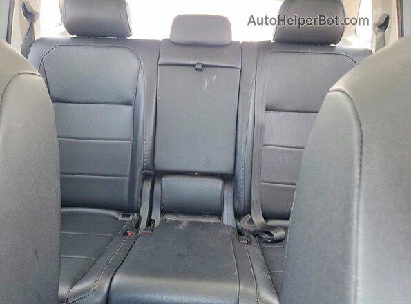 3VV2B7AX8LM015596 2020 VOLKSWAGEN TIGUAN Серебряный Вид задней части салона