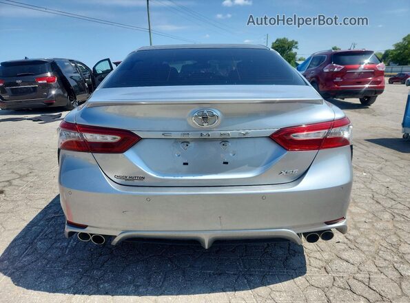 4T1B61HK8JU067129 2018 TOYOTA CAMRY Silver წინა სალონის ხედი