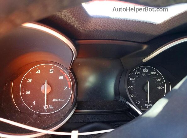 ZASFAKAN3J7B81138 2018 ALFA ROMEO STELVIO Red Հետևի նստատեղերի տեսք