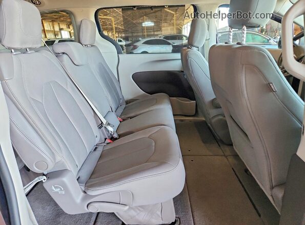 2C4RC1FG9JR111520 2018 CHRYSLER PACIFICA Blue Widok komory silnika