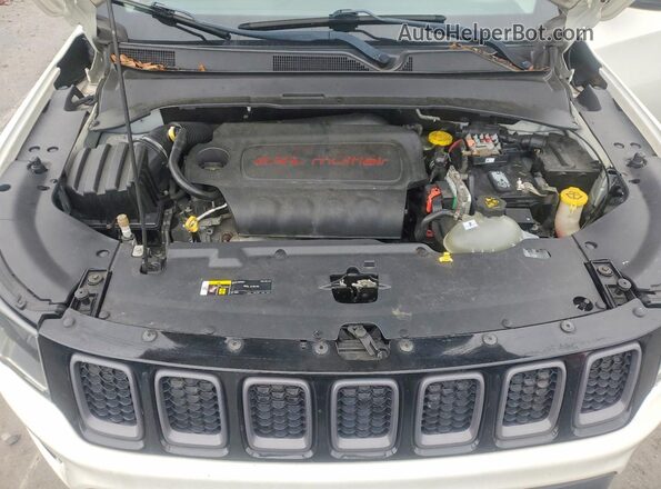3C4NJDDB6JT451332 2018 JEEP COMPASS White Engine compartment view