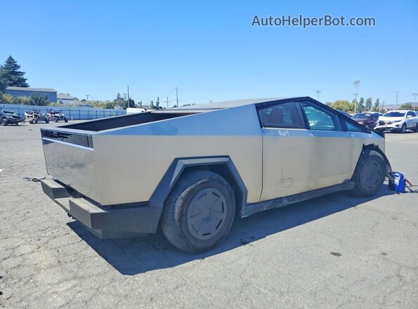 7G2CEHED4RA050983 2024 TESLA CYBERTRUCK Silver Przód prawy