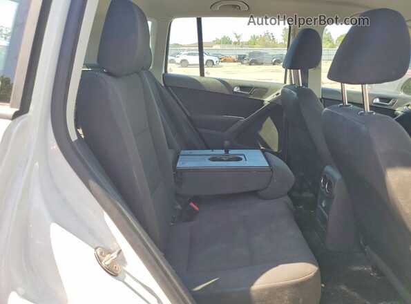 WVGBV7AX1HK052702 2017 VOLKSWAGEN TIGUAN White Вид задньої частини салону