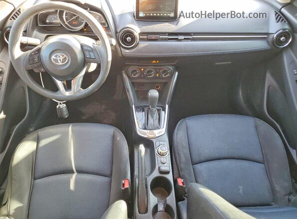 3MYDLBYV2HY187037 2017 TOYOTA YARIS Red Սարքավորումների վահանակի տեսք
