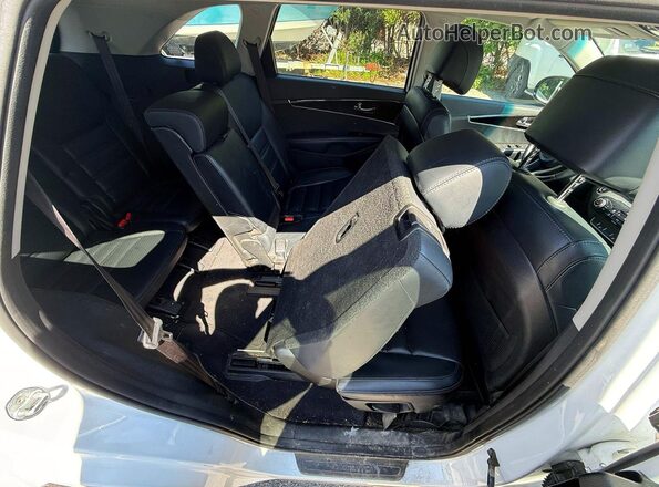 5XYPGDA33HG329369 2017 KIA SORENTO Белый Вид салона спереди