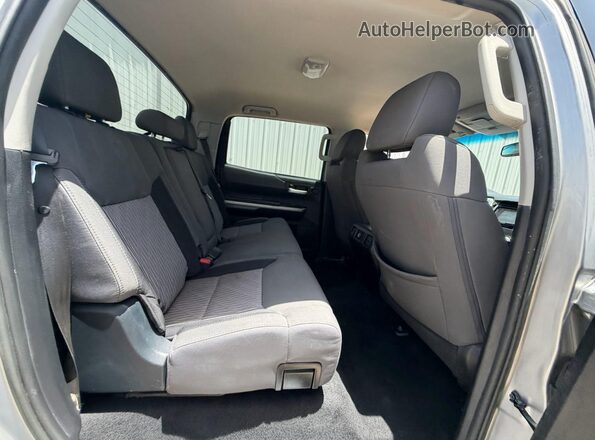 5TFDW5F14HX661157 2017 TOYOTA TUNDRA Silver Вид салону спереду