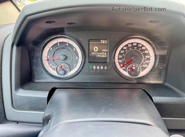 1C6RR6FG2JS272406 2018 RAM 1500 Red Вид задніх сидінь
