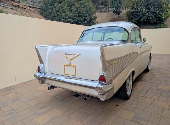 VC57K102611 1957 CHEVROLET BEL White Вид спереду