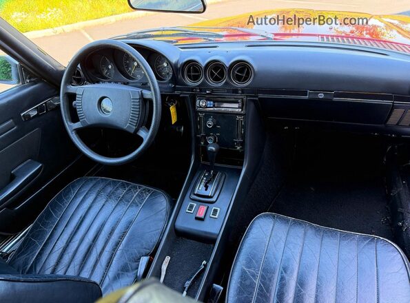 10704412028692 1976 MERCEDES-BENZ 450 Red Widok tylnych siedzeń