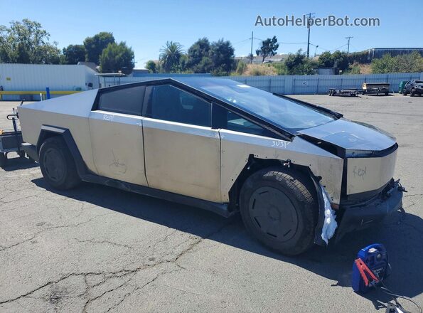 7G2CEHED4RA050983 2024 TESLA CYBERTRUCK Silver Widok z przodu