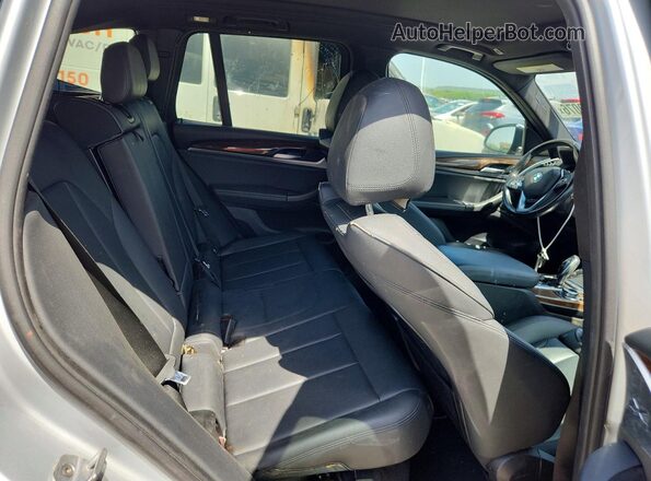 5UXTY3C00L9B69956 2020 BMW X3 Silver Widok wnętrza z tyłu