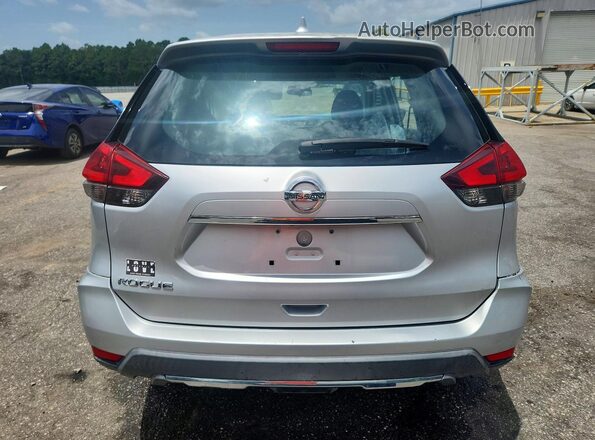 KNMAT2MT2JP538218 2018 NISSAN ROGUE Серебряный Вид салона спереди