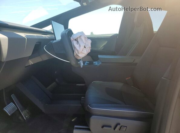 7G2CEHED4RA050983 2024 TESLA CYBERTRUCK Silver Widok deski rozdzielczej