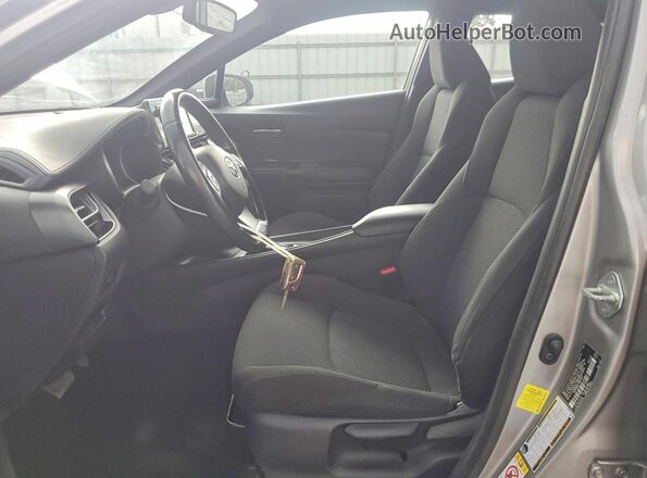 NMTKHMBX7JR043931 2018 TOYOTA C-HR Silver Widok deski rozdzielczej