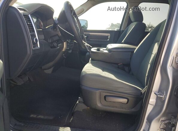 1C6RR6GG1JS126853 2018 RAM 1500 Серебряный Вид панели приборов