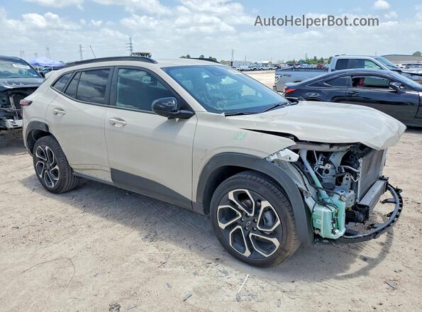 KL77LJEP2TC034104 2026 CHEVROLET TRAX Cream Вид спереду