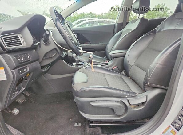 KNDCC3LC7H5036083 2017 KIA NIRO Серебряный Вид панели приборов