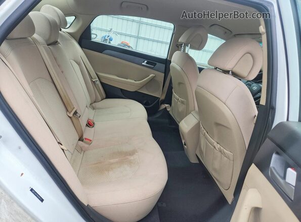 5NPE24AF9HH480712 2017 HYUNDAI SONATA White Widok wnętrza z tyłu