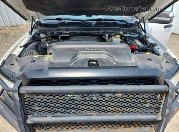 3C6UR5HJ6KG587585 2019 RAM 2500 White Vista del compartimento del motor