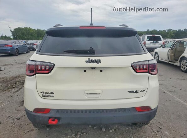 3C4NJDDB6JT451332 2018 JEEP COMPASS White Front interior view