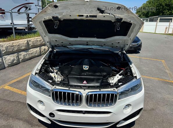 5UXKU6C59J0W38979 2018 BMW X6 White Dashboard view