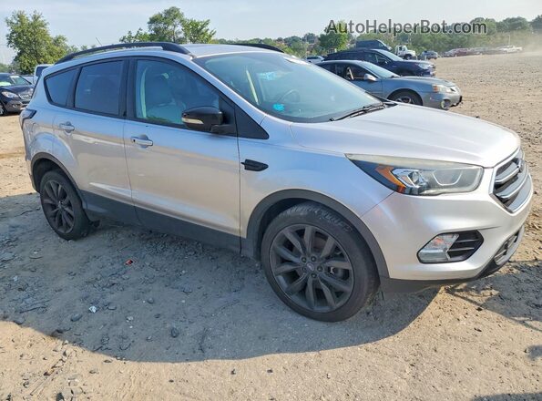1FMCU9J9XHUD47404 2017 FORD ESCAPE Silver Widok z przodu