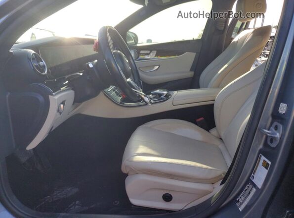 WDDZF4JB4KA689072 2019 MERCEDES-BENZ E Gray Vista del salpicadero