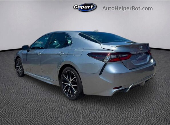 4T1G11AK3MU604122 2021 TOYOTA CAMRY Gray Front right