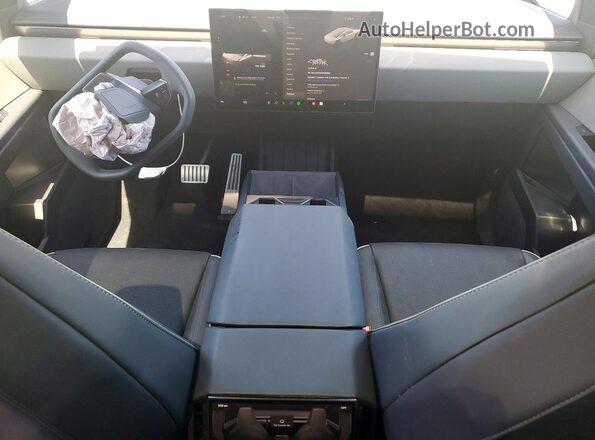7G2CEHED4RA050983 2024 TESLA CYBERTRUCK Silver Widok zestawu wskaźników