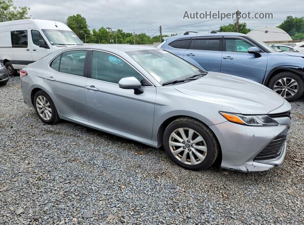 4T1B11HK6JU075468 2018 TOYOTA CAMRY Silver Դիմացի տեսք